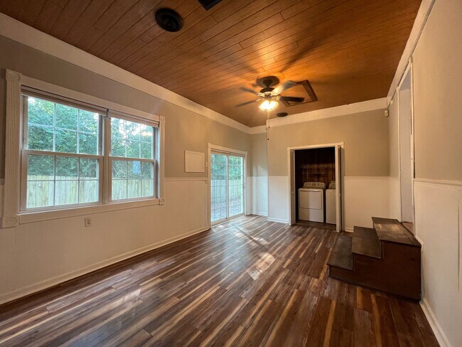Building Photo - Cute 3 Bed 2 Bath!