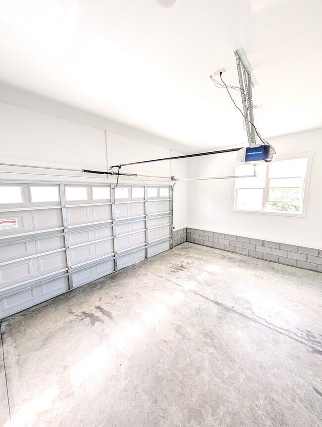 Building Photo - Asheville Rental-Oakley Area