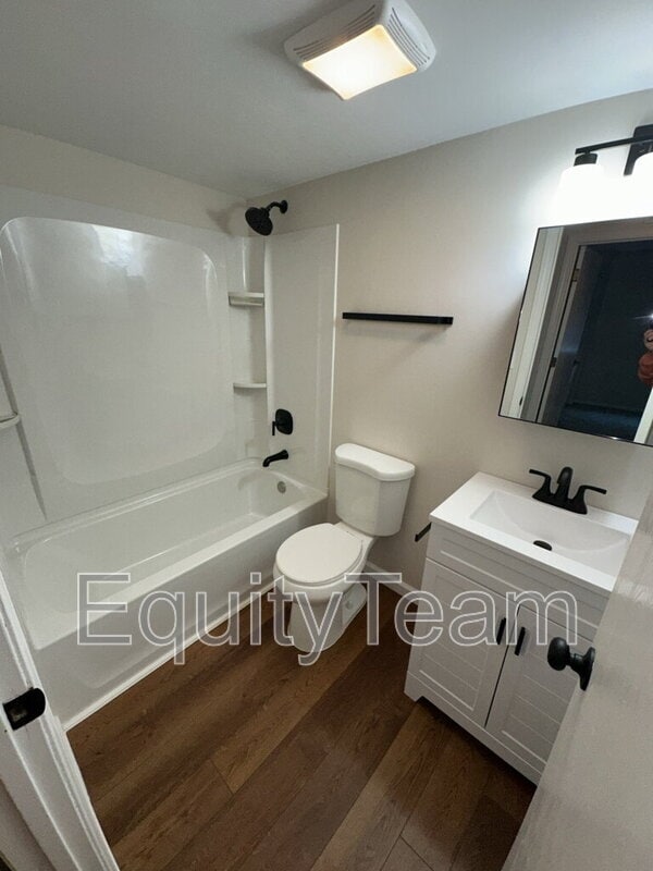 Building Photo - 3920 Mack Rd