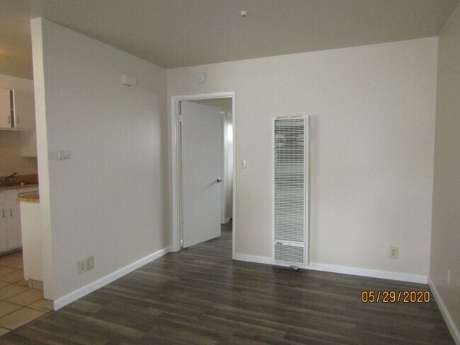 Building Photo - Cozy One Bed One Bath Apartment Near Downtown Santa Rosa! $1,600/Monthly