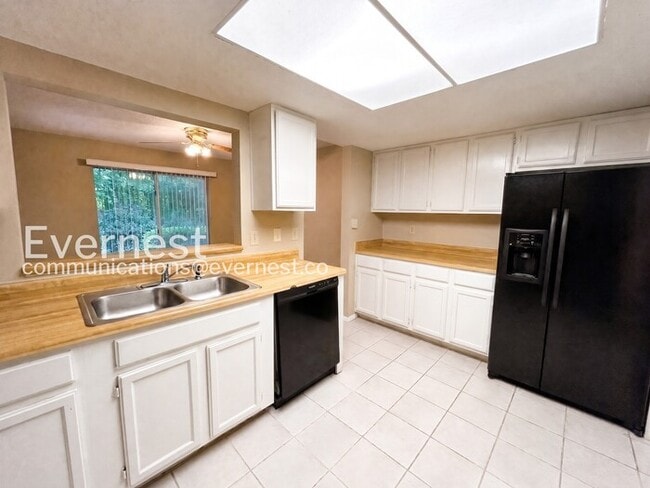 Building Photo - Spacious 2 Bed, 2 Bath Condo with Modern Amenities / No Pets Allowed / Available No!
