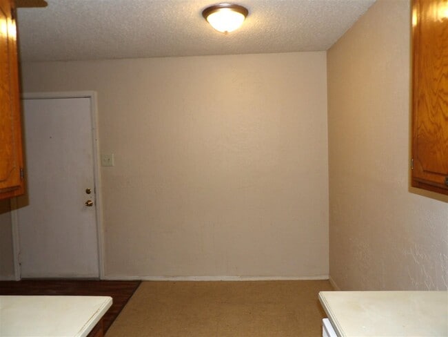 Building Photo - 6405 NW Oak Ave