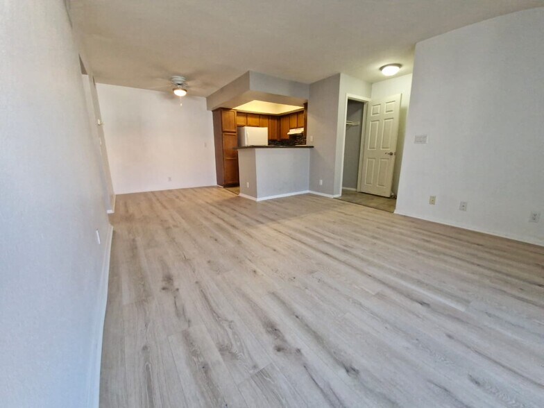 Building Photo - 1455 E Katie Ave