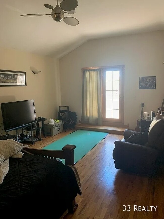 Building Photo - Top Floor Duplex Up, 3bd/2bth with Two Private Decks, Avail 7/1