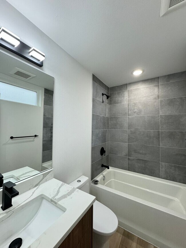 Building Photo - 3B3B cozy townhome