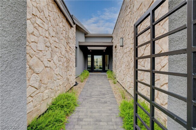 Building Photo - 779 Willits St