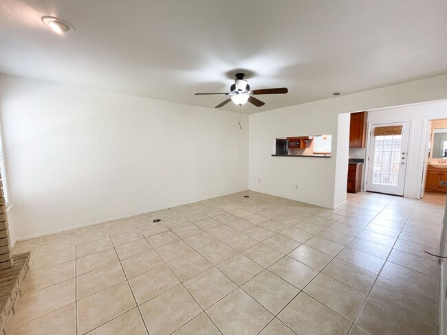 Building Photo - Stunning 2 Bedrooms, 1.5 Bathrooms Condo i...