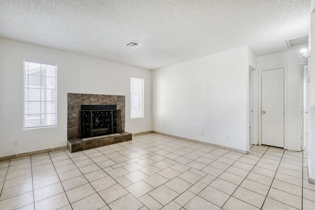 Building Photo - Spacious Upstairs 2-Bedroom, 1-Bath with Fireplace – Move-In Ready