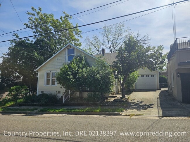 Building Photo - Available Now! Downtown 3-Bedroom with Old World Charm and Modern Amenities!