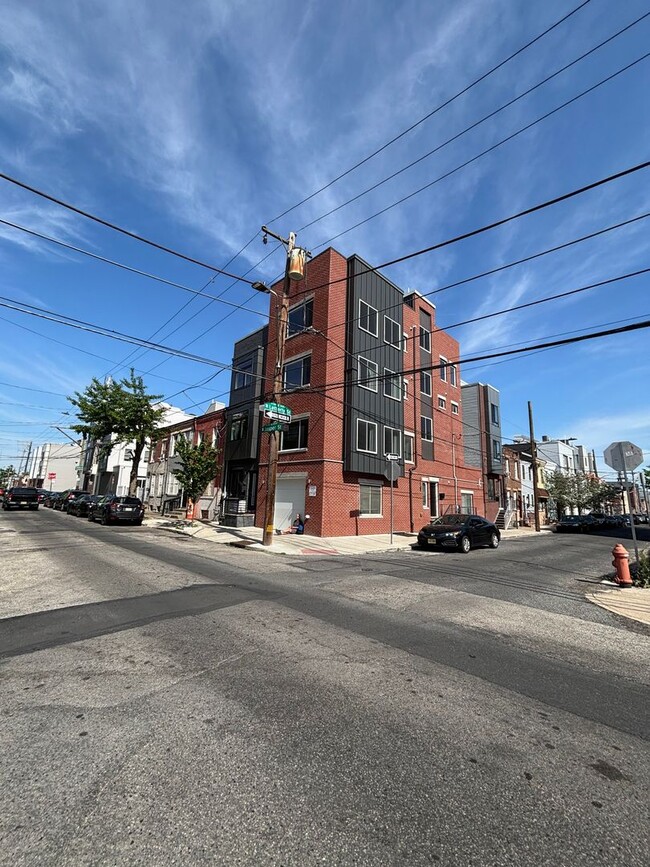 Building Photo - Gorgeous 4 Bedroom house with Three Roof-D...