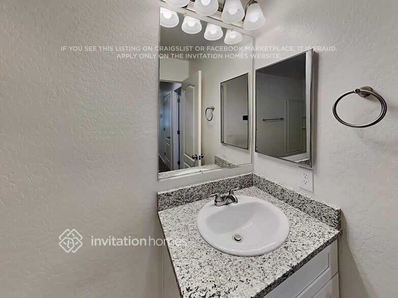 Building Photo - 1070 S Deerfield Ln