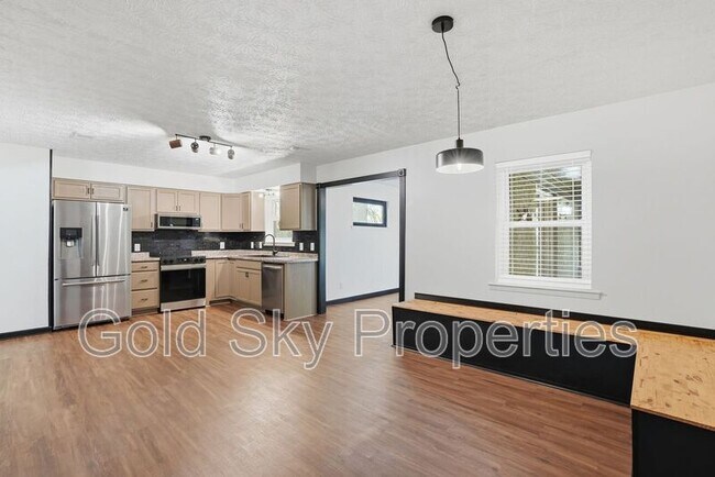 Building Photo - 703 Pineview Ct