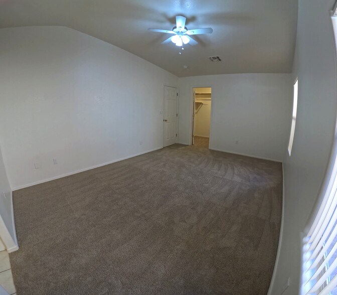 Building Photo - 2112 E Desert Lakes Dr