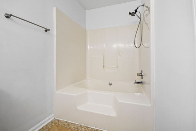 Building Photo - Pet Friendly Three Bedroom!