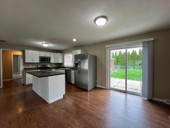 Building Photo - Very Large Home South of Warsaw 4 Bedroom