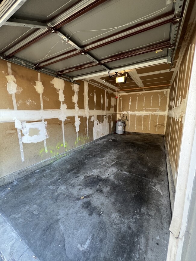 Building Photo - 1009 Willow Tree Dr