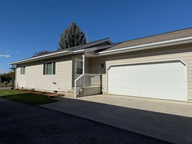 Primary Photo - 1421 7th Ave W