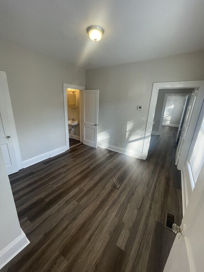 Building Photo - 2 Bedroom 1 Bathroom