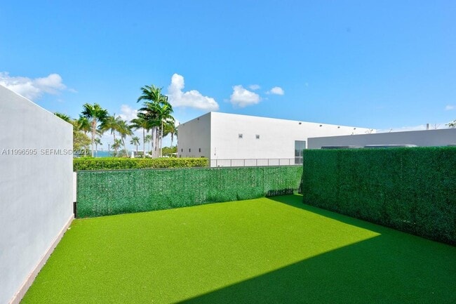 Building Photo - 1000 Venetian Way