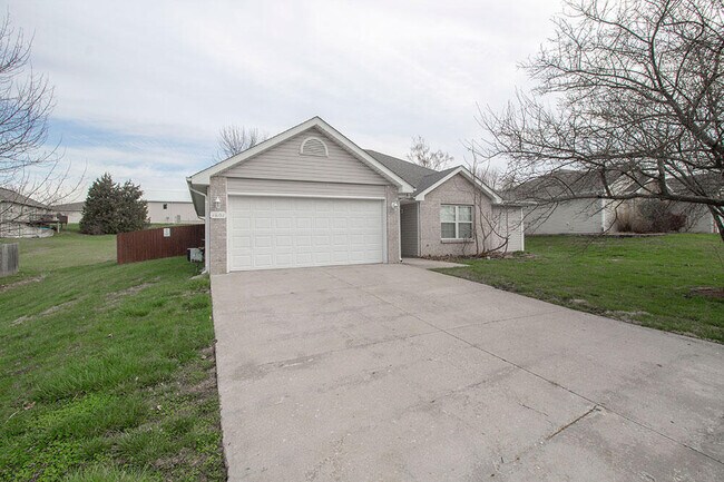 Building Photo - 1601 Smiley Ln