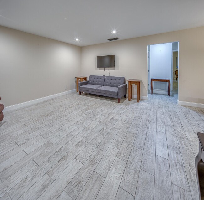 Building Photo - 301 S Lakeside Dr