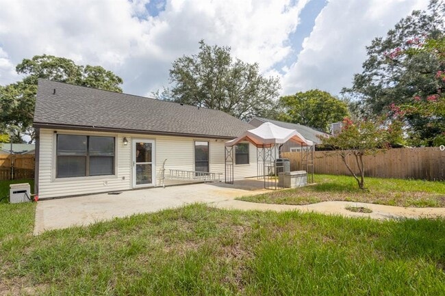 Building Photo - 14180 Hampton Falls Dr N