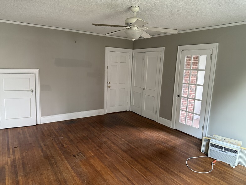 Building Photo - 1418 Park Dr