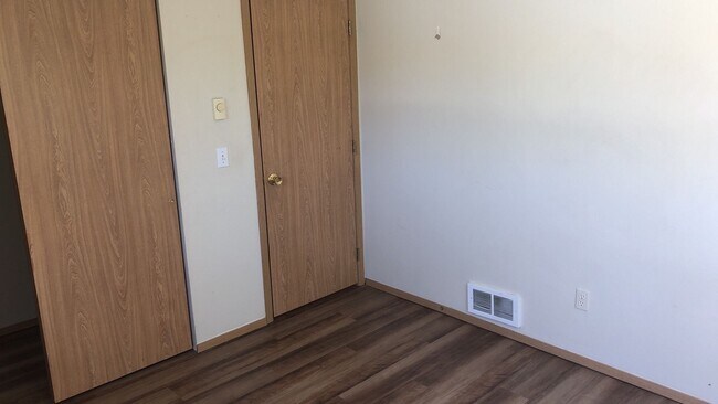 Building Photo - 305 NW Parr Dr