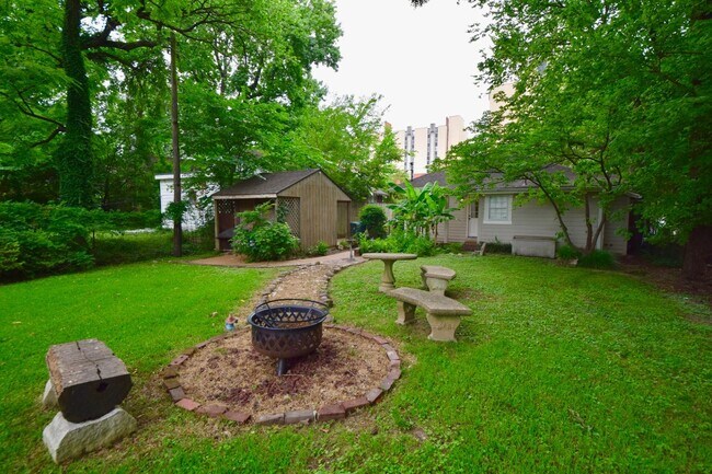 Building Photo - DARLING charmer with 3 beds and 2 baths near the U of M.