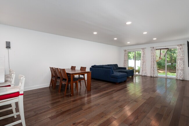 Building Photo - 211 Ross Stevenson Cir