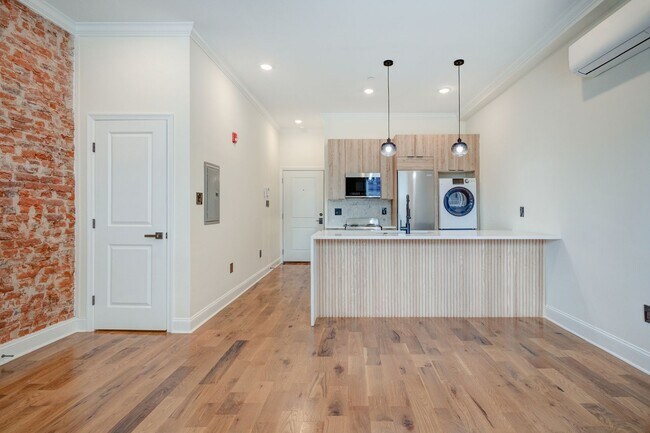 Building Photo - 2841 W Diamond St