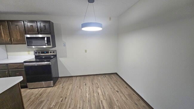 Building Photo - Well maintained 2-Bed 2-bath Oasis with Pool Access in Prime Bloomington Location 7-17