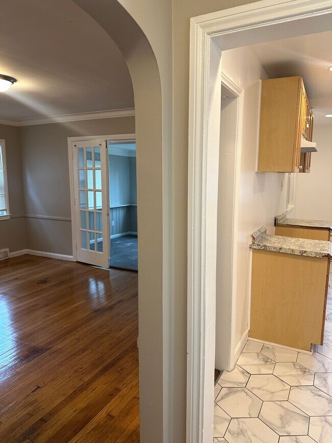 Building Photo - Lovely Westside Home