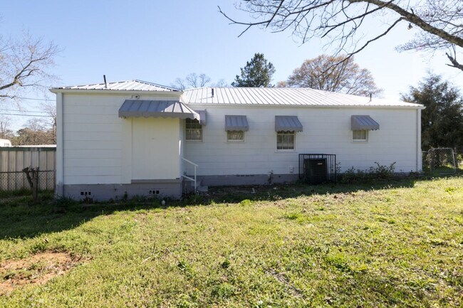 Building Photo - Charming 3BR/1.5BA in Sought-After Pleasan...