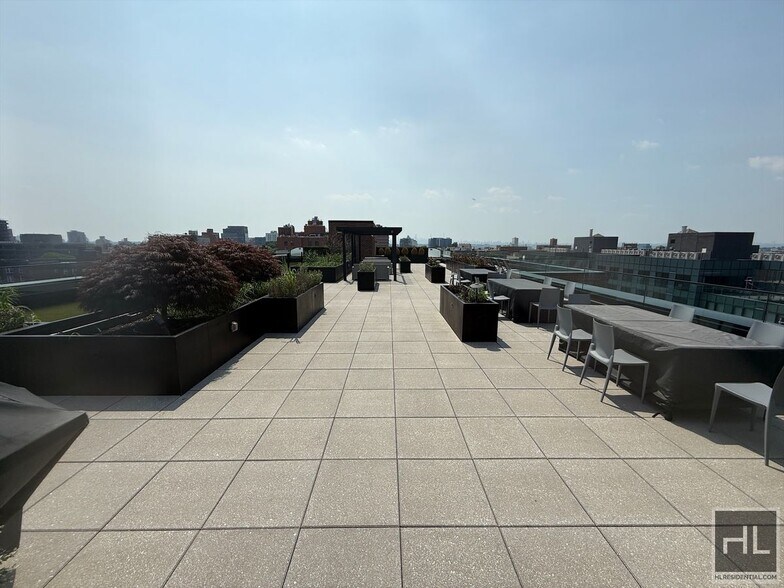 Building Photo - NORTHERN BOULEVARD