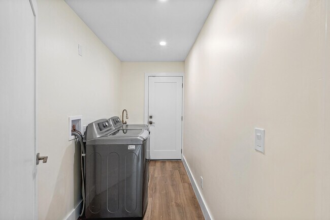 Building Photo - 1100 Basswood Pl