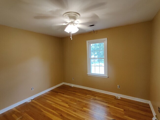 Building Photo - 4 bedroom home with large detached garage