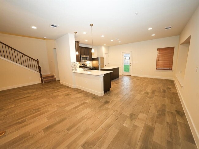 Building Photo - 10613 Harwood Overlook Cove