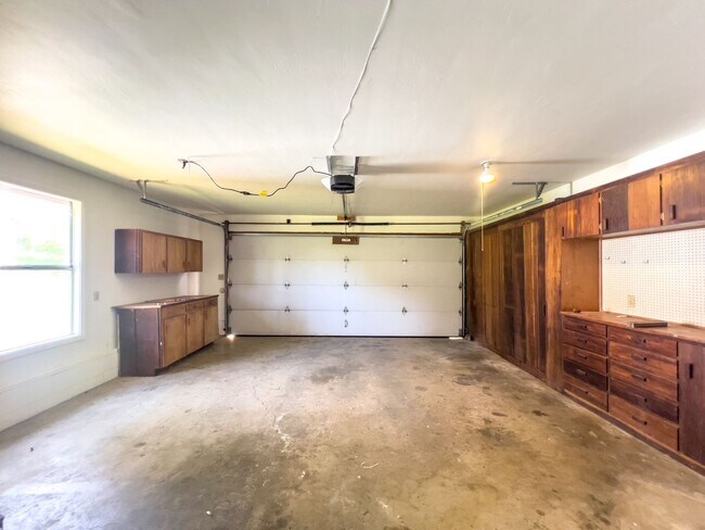 Building Photo - Charming 2 Bed / 2 Bath Home on 1.05 Acres...
