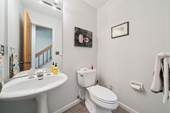 Building Photo - 804 Fairways Dr