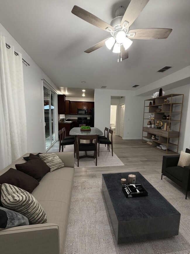 Building Photo - ** 3-Bedroom Two Story Home in Desirable Roseville Location!**