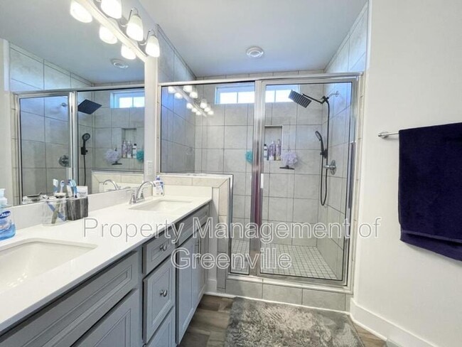 Building Photo - 501 Robinwood Pl