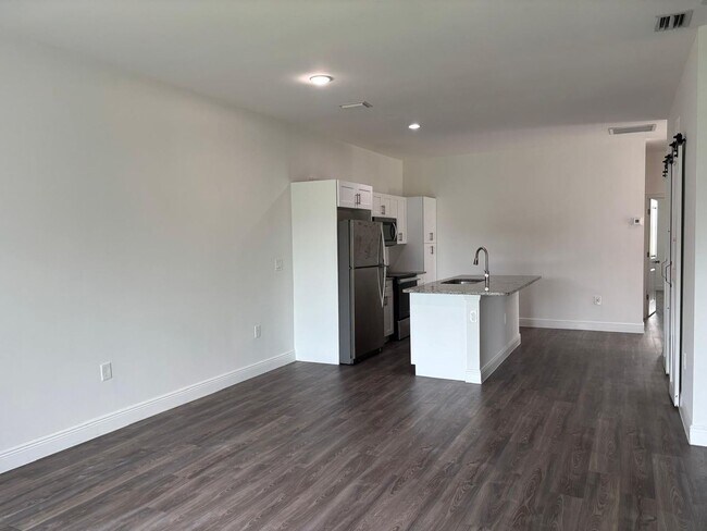 Building Photo - Lehigh Acres Beautiful 2 bdrm/2 bath Plus ...