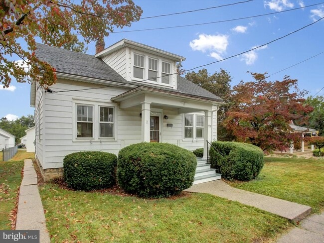 Building Photo - 557 N Franklin St