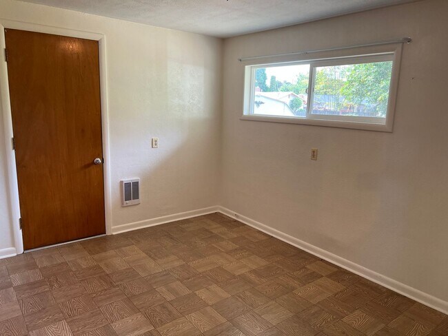 Building Photo - 3 bedroom 1 bathroom single level home!