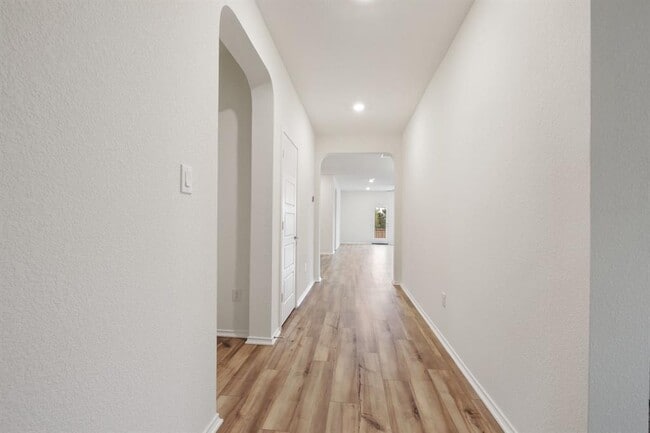 Building Photo - 100 Jarbridge Dr