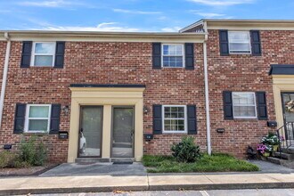 Building Photo - Newly Renovated 2 BR/ 1.5 BA Condo off Eas...