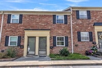 Building Photo - Newly Renovated 2 BR/ 1.5 BA Condo off Eas...
