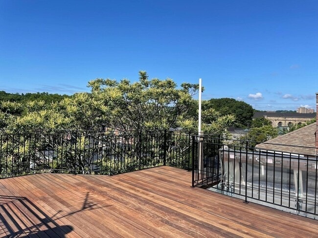 Building Photo - 15 Regent Cir