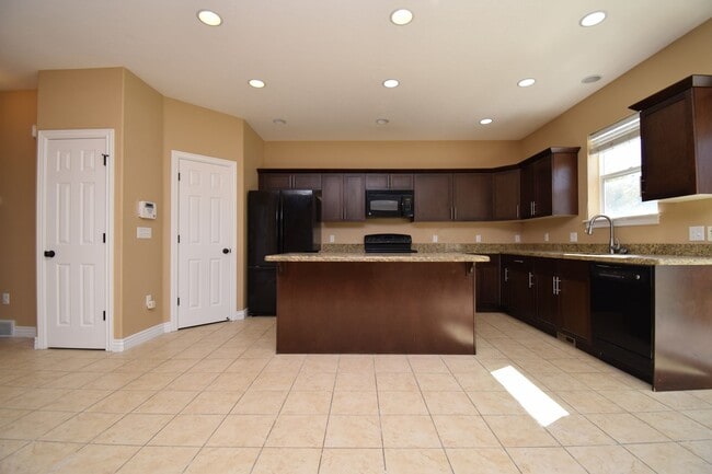 Building Photo - 5 Bed 3.5 Bath House next to TopGolf!!!